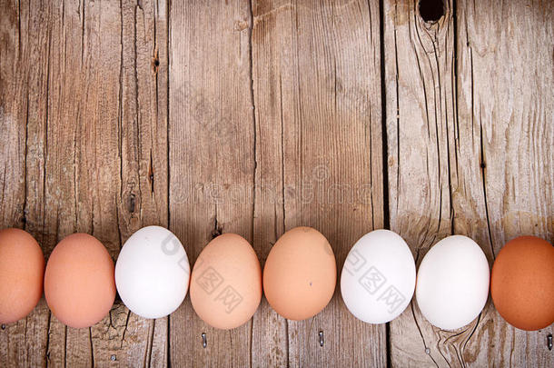 棕色和白色的鸡蛋排成一排