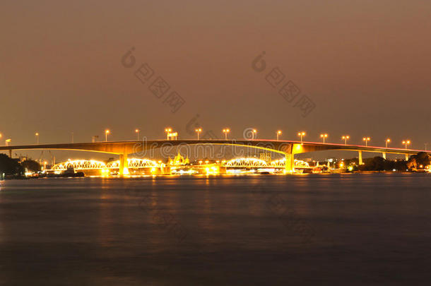 夜间跨越<strong>湄南河</strong>的拉玛三桥。
