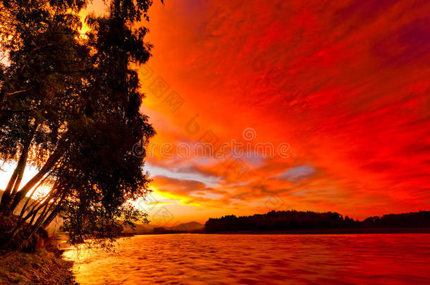 卡顿河上的红色日落天空。阿尔泰