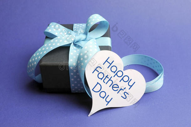 父亲节快乐蓝色主题礼物和心形标签上的信息