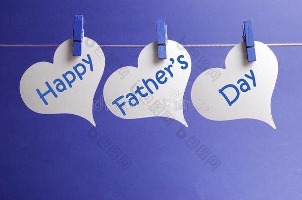 父亲节快乐留言写在白色心形标签上挂在蓝钉上