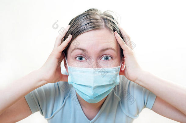戴着面具的病人处于危急状态。