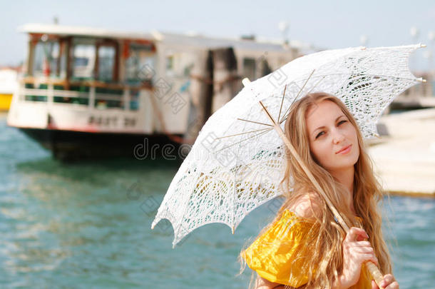 年轻快乐的黄衣女子撑伞