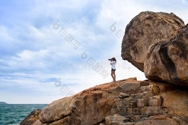 越南芽庄，一位美丽的女子在<strong>海边</strong>的山上<strong>拍照</strong>。