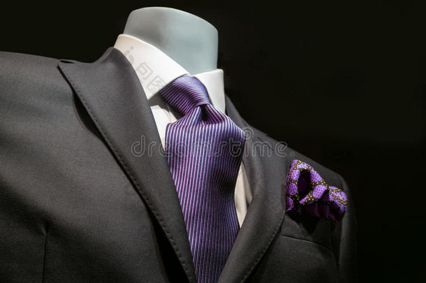 深灰色夹克配紫色领带