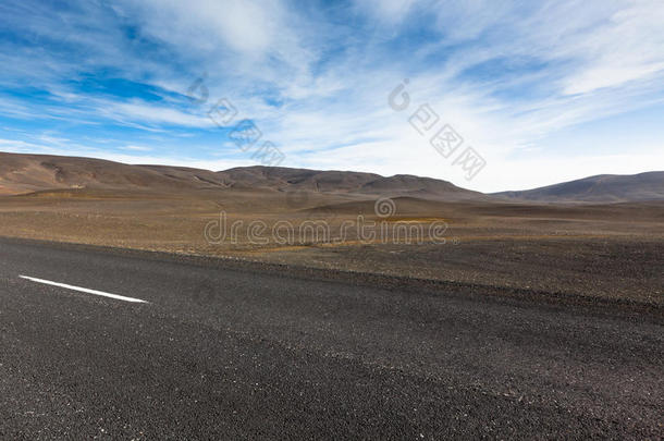 穿越干砾熔岩场景观的公路