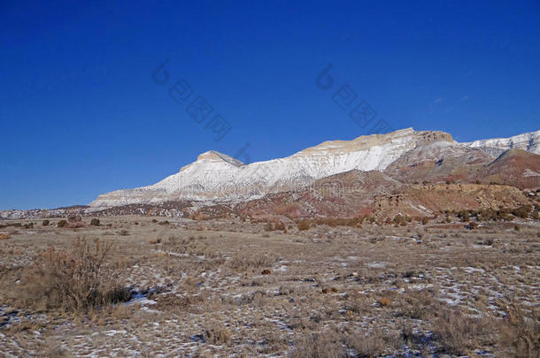 侵蚀山体上的冬季小雪