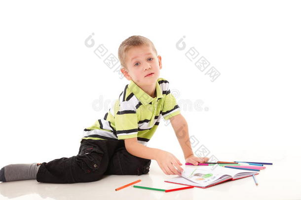 小男孩用孤立的彩色铅笔画画