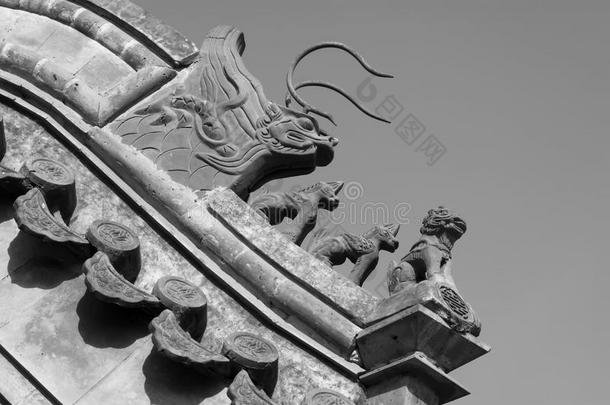 中国寺庙屋檐中的野兽雕塑
