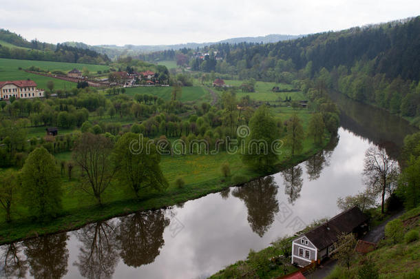 有房子的乡村景观。捷克共和国的河流和森林