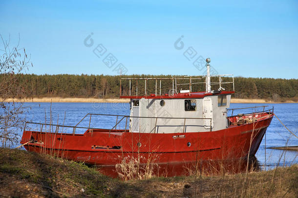 河上的旧红船