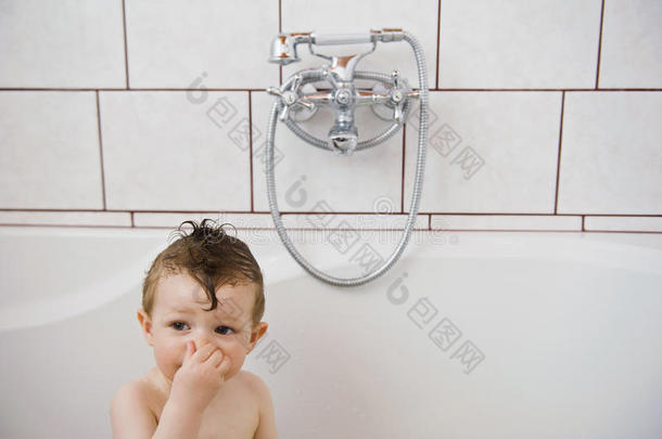 婴儿在洗澡时洗澡。
