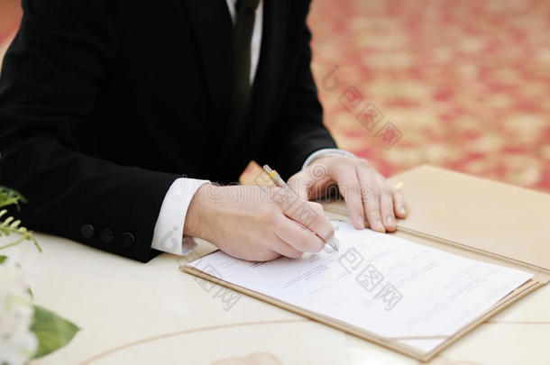 新郎签署结婚证或结婚合同