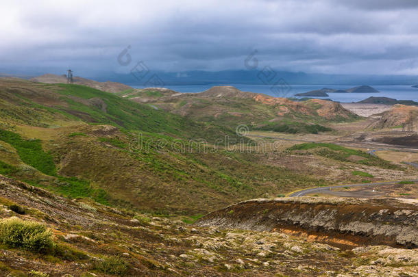 冰岛平维尔利尔国家公园的湖泊和山丘。