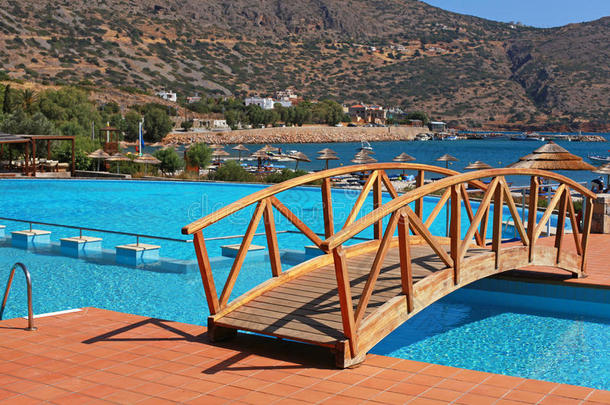 <strong>度假酒店</strong>（希腊）的游<strong>泳池</strong>、人行天桥和海滩