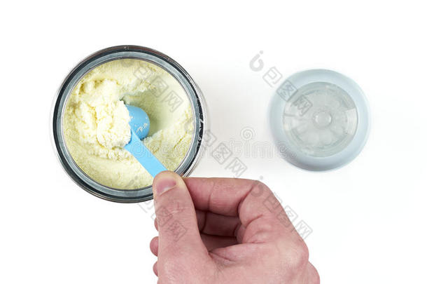 用奶粉打开罐头。