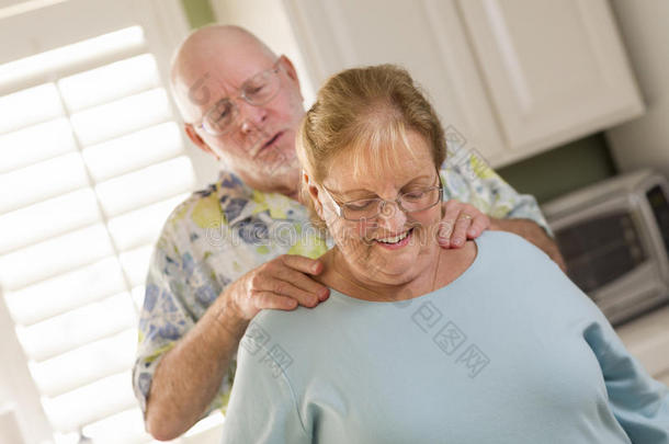 老年丈夫给妻子<strong>按摩肩膀</strong>