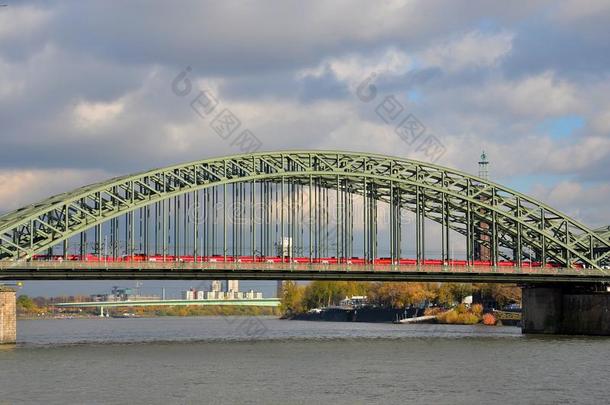 <strong>德国科隆</strong>莱茵河大桥上的列车
