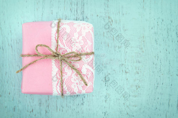 白色蕾丝和粉色礼盒上的简单蝴蝶结