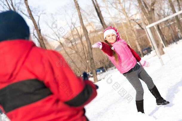 冬季公园里玩雪球的孩子们