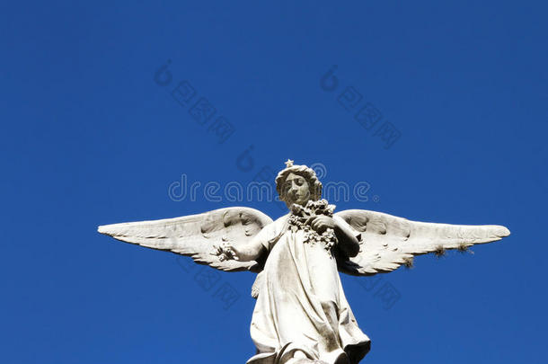 守护天使石像。信仰象征。