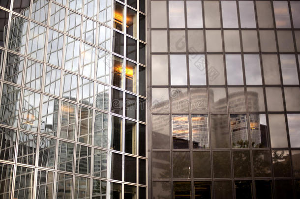 现代玻璃商务中心外景