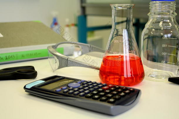 实验室桌上烧杯中的红色液体