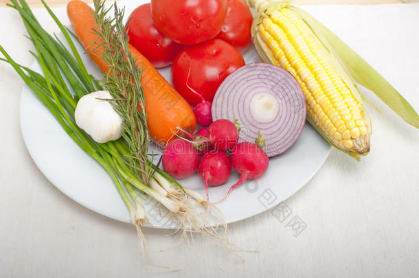 盘子里的新鲜蔬菜和香草