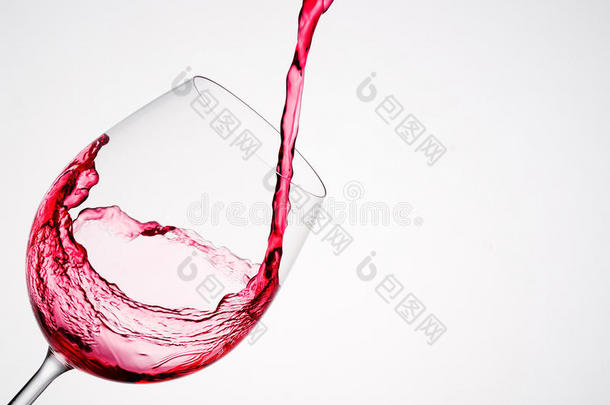 以对角线的方式倒入玻璃杯中的葡萄酒
