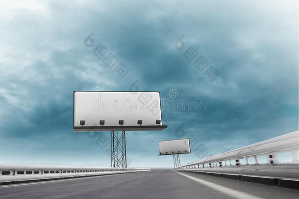 有两块广告牌的高速公路