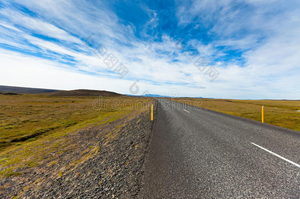 穿越冰岛风景的公路，在蔚蓝的夏日天空下