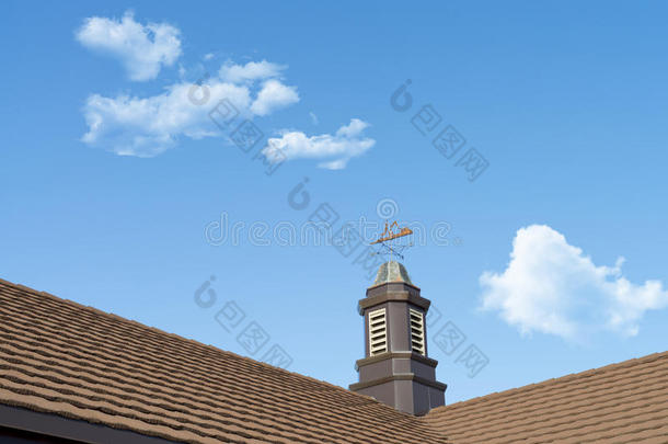 屋顶上的<strong>风向</strong>标特写，<strong>风向</strong>标，在蓝天上