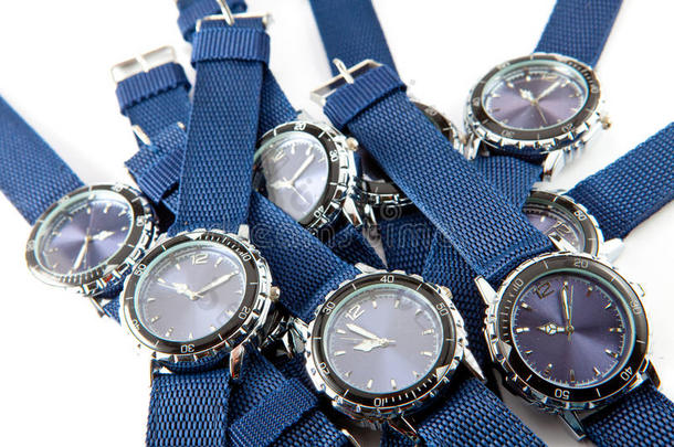 蓝色表盘和蓝色丁字裤的人用手表放在白色背景上