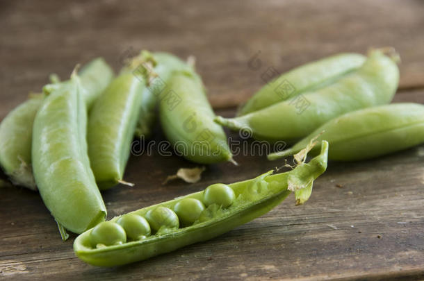 农场餐桌上的新鲜豌豆