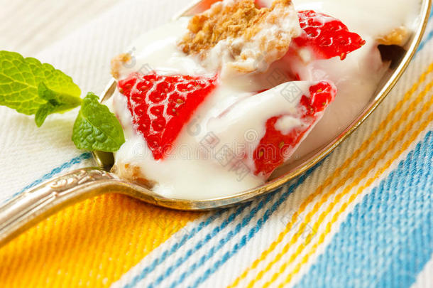草莓片配麦片和酸奶