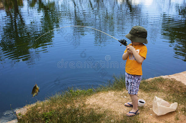小男孩抓鱼