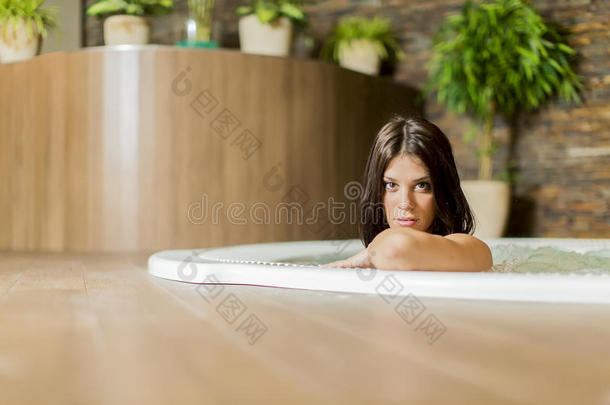 在热水浴缸里放松的年轻女子