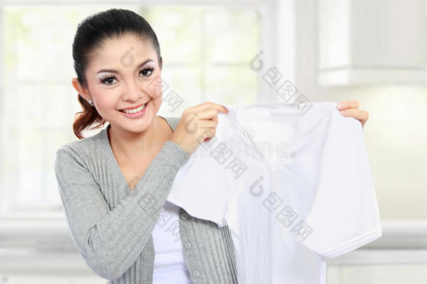 展示干净衣服的年轻女子