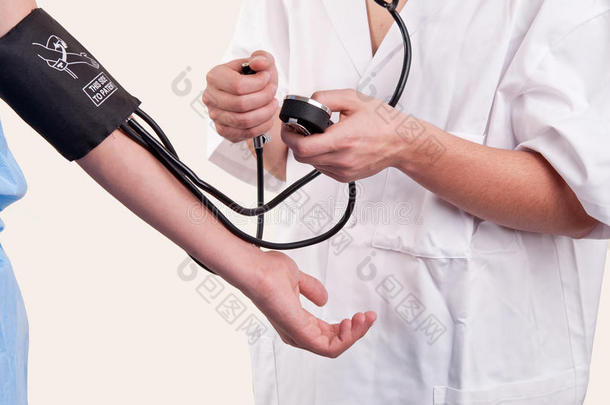 医生用眼压计测量血压