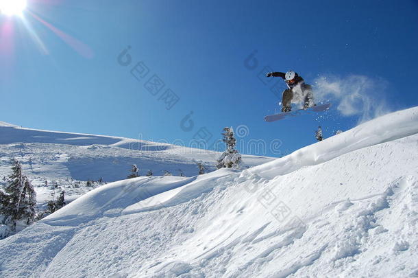 在一个阳光明媚的冬日，滑雪板运动员正在活动。