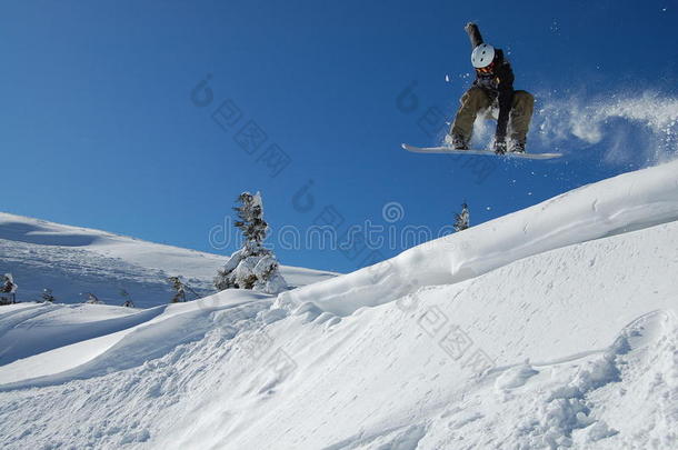 在一个阳光明媚的<strong>冬日</strong>，滑雪板运动员正在<strong>活动</strong>。