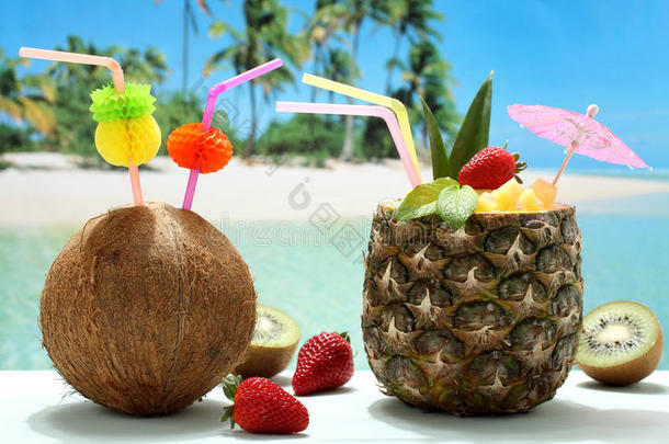 海滩上的椰子菠萝夏日鸡尾酒