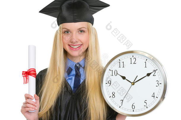 身穿毕业礼服，手持毕业证书和时钟的女士