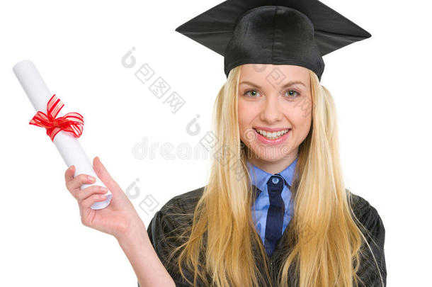 一位身穿<strong>毕业</strong>礼服，手持<strong>毕业证书</strong>的微笑女子