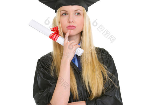 一个穿着毕业礼服，带着毕业证书的体贴的女人