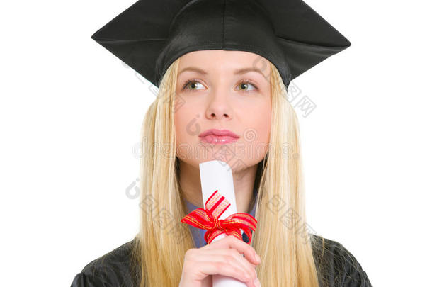 带毕业证书的毕业礼服女人