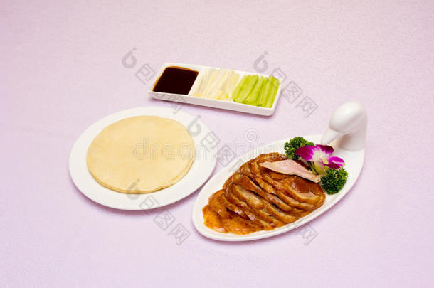 一盘北京烤鸭和一盘煎饼