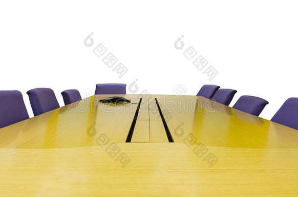 带木桌子的会议室