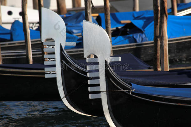 威尼斯大运河上的平底船
