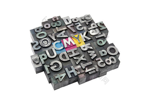 cmyk由金属字母制成